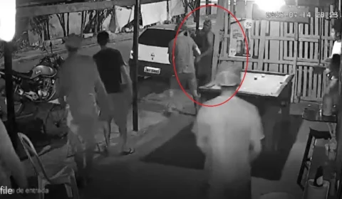 VÍDEO: homem foge para banheiro de bar após ser baleado em Manacapuru-AM