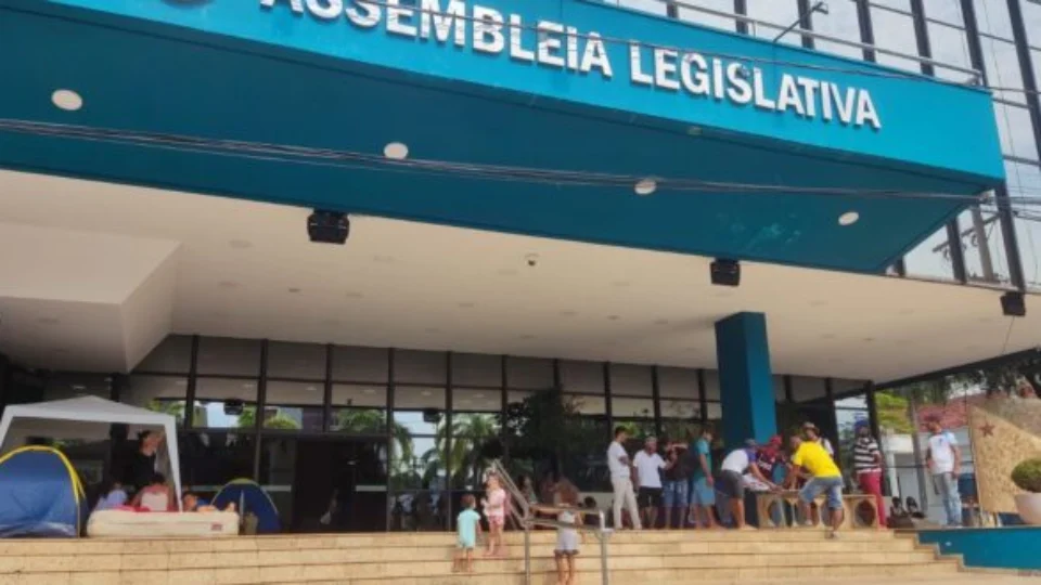 Em protesto, 50 famílias retiradas da Terra Prometida acampam na Aleac