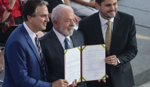 Todas as escolas públicas serão conectadas até 2026, anuncia Lula