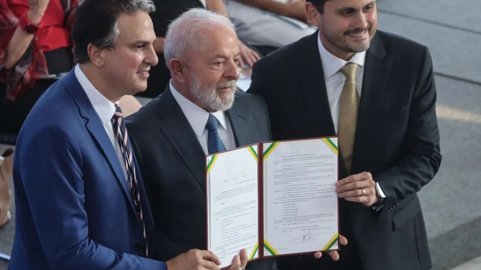 Todas as escolas públicas serão conectadas até 2026, anuncia Lula