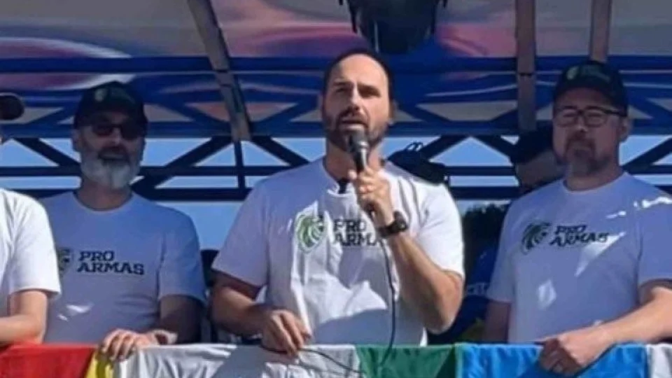 STF dá prazo de 15 dias para Eduardo Bolsonaro explicar fala sobre professor e traficante