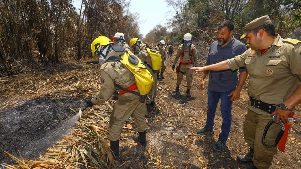 Combate às queimadas é intensificado pelos bombeiros em Iranduba-AM