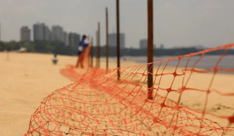 Cerquite é instalada para impedir banho de rio na praia da Ponta Negra