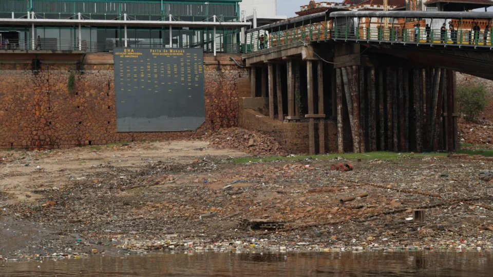 Seca histórica: Rio Negro desce mais 11 cm e registra nível em 13,38 m