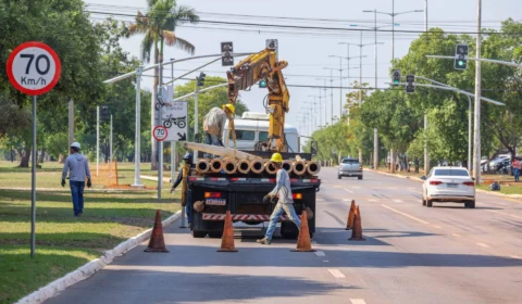 Tradicional decoração natalina começa a ser instalada em Palmas