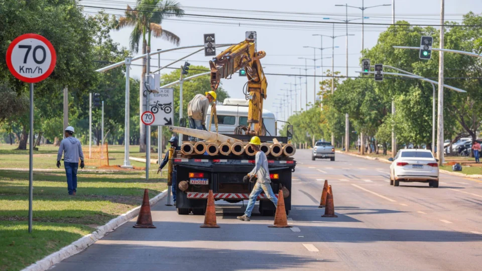 Tradicional decoração natalina começa a ser instalada em Palmas