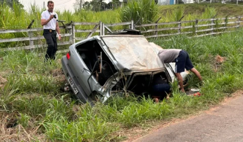 Carro com 7 pessoas colide com motocicleta e deixa feridos em Rio Branco