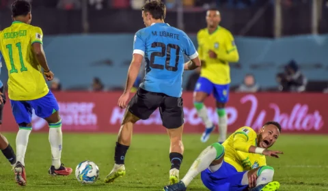 Brasil perde para o Uruguai e vê Neymar sair machucado