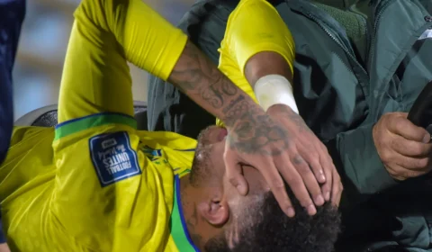 Neymar recebe alta médica após cirurgia no joelho e foca em recuperação