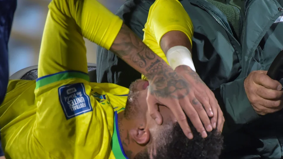 Neymar recebe alta médica após cirurgia no joelho e foca em recuperação
