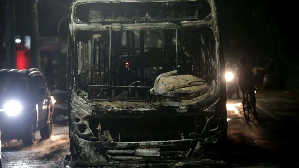 Após onda de ataques, comércio permanece fechado no Rio de Janeiro 