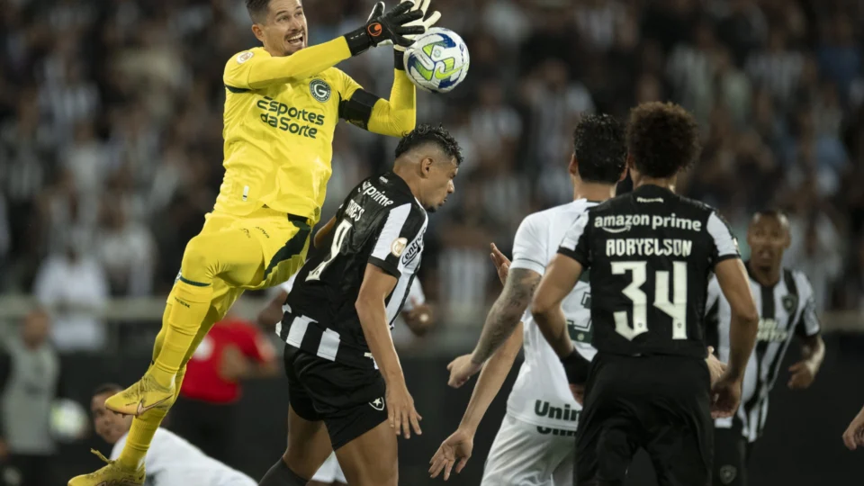 Com golaço de Tiquinho, Botafogo empata com o Goiás