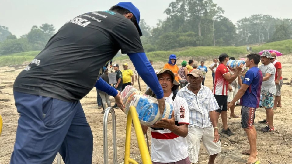 Seca no AM: mais de 500 famílias recebem alimentos no Baixo Amazonas