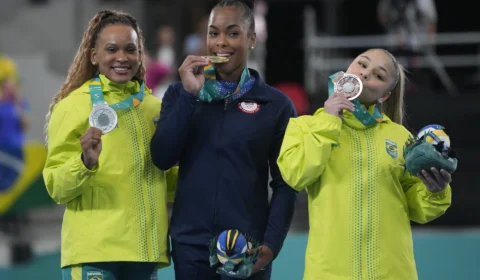 Rebeca fica com prata e Flávia Saraiva é bronze no Pan de Santiago 