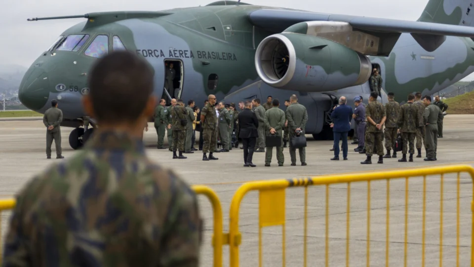 Oitavo voo com repatriados chega ao Brasil na manhã deste sábado, 21 