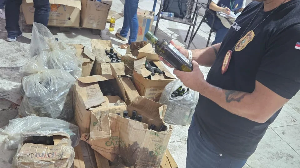 Vídeo: 13 toneladas de alimentos vencidos são apreendidos em Manaus