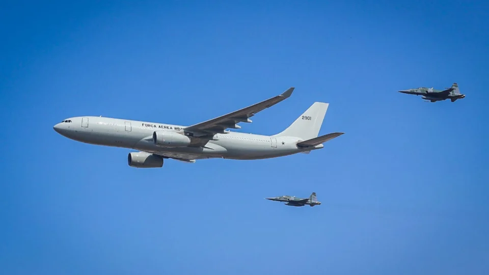 Primeiro avião da FAB que vai resgatar brasileiros já está em Tel Aviv