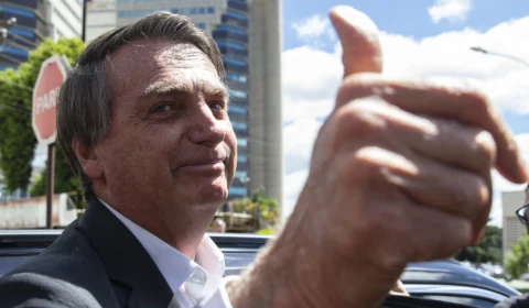 Bolsonaro diz que Lula ‘fica de cócoras para as exigências dos mais ricos’