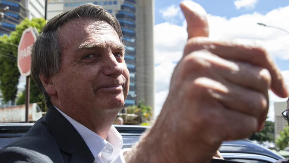 Bolsonaro diz que Lula ‘fica de cócoras para as exigências dos mais ricos’
