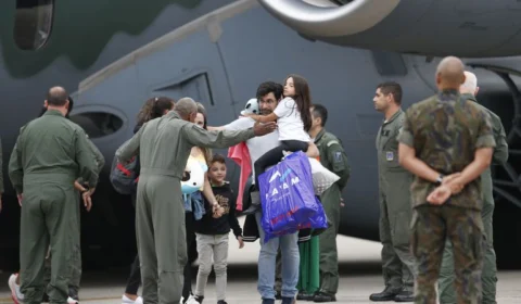 Brasileiros recebem auxílio psicológico ao retornarem de Israel e Gaza