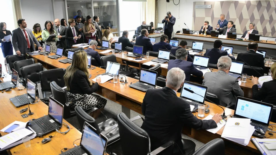 PEC das Drogas: CCJ aprova criminalização de porte e posse