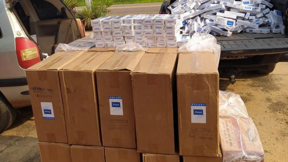 PRF apreende 15 mil maços de cigarro contrabandeados em Rio Branco