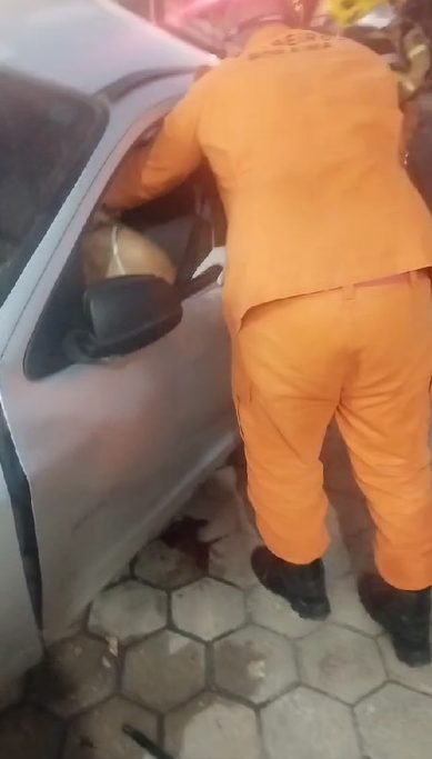 Corpo de Bombeiros retirando a condutora do Celta do veículo - Foto: Reprodução/Whatsapp