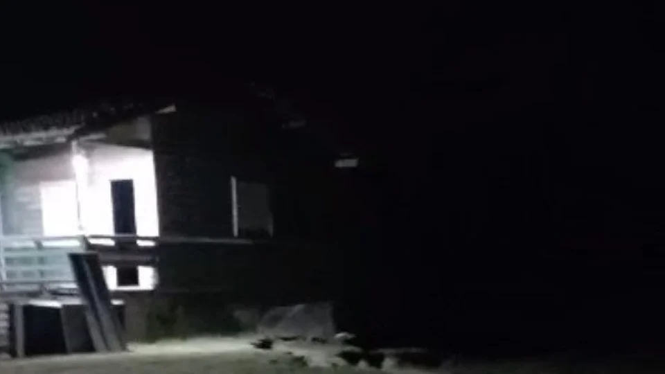 VÍDEO: moradores entram em desespero ao ver colégio desabar no AM