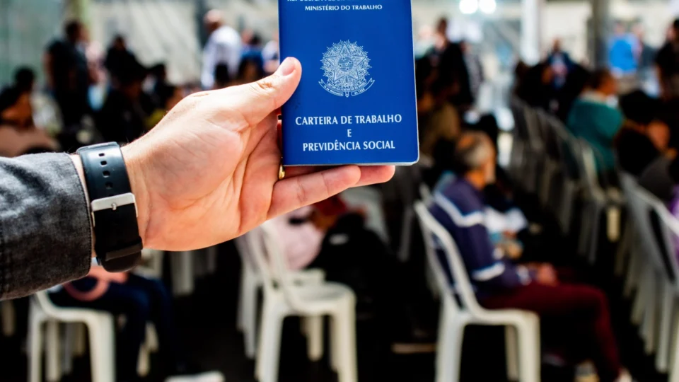 Taxa de desemprego cai para 7,7% no trimestre até setembro, mostra IBGE