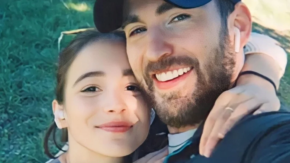 Chris Evans fala pela 1ª vez sobre casamento com luso-brasileira