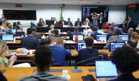 Câmara dos Deputados aprova projeto que proíbe casamento homoafetivo no Brasil