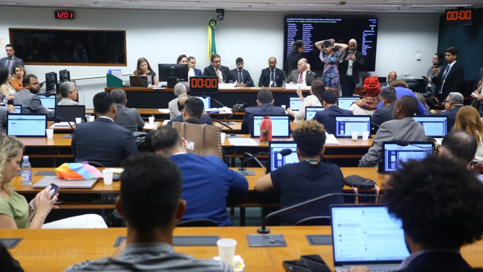 Câmara dos Deputados aprova projeto que proíbe casamento homoafetivo no Brasil