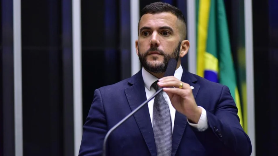 Deputado que iria demitir assessor, após confusão no Senado, recua