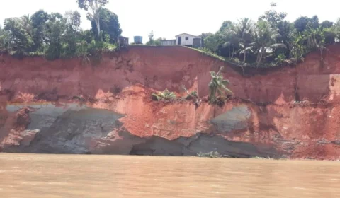 Deslizamento de barranco ‘engole’ casas e mata moradores em Beruri-AM