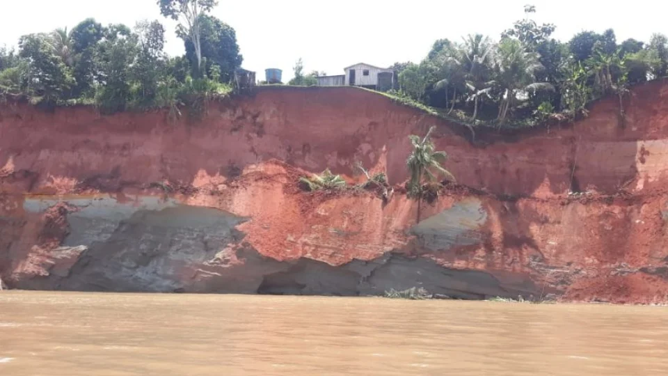 Deslizamento de barranco ‘engole’ casas e mata moradores em Beruri-AM