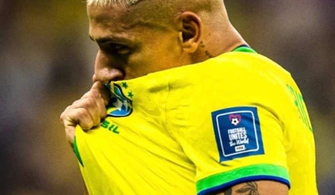 Diniz barra Richarlison e muda lateral em treino da seleção brasileira