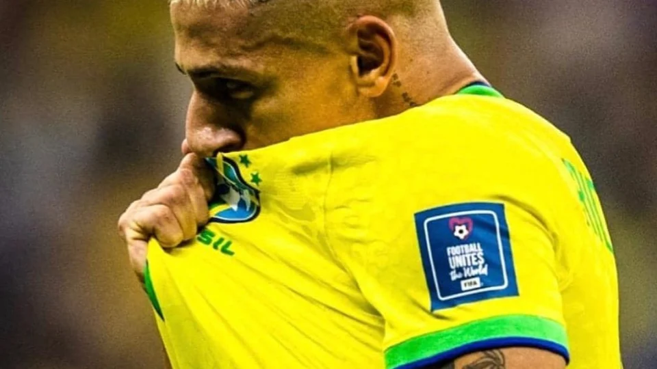 Diniz barra Richarlison e muda lateral em treino da seleção brasileira