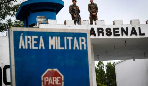 Entenda a relação entre metralhadoras furtadas e a guerra de facções no RJ