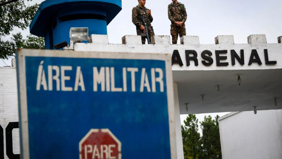 Entenda a relação entre metralhadoras furtadas e a guerra de facções no RJ