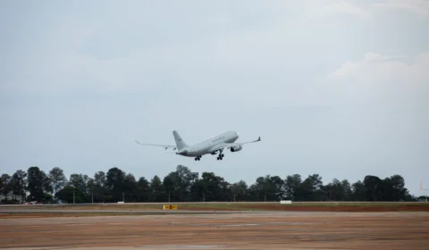 Primeiro avião da FAB decola de Tel Aviv com brasileiros resgatados de Israel