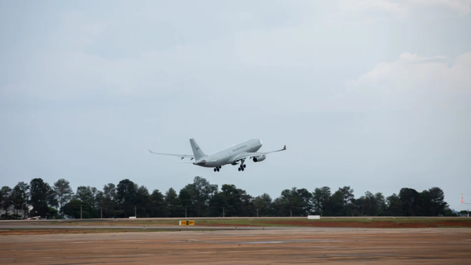 Primeiro avião da FAB decola de Tel Aviv com brasileiros resgatados de Israel