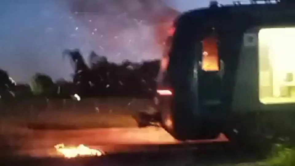 VÍDEO: trem da SuperVia é incendiado após morte de miliciano no Rio