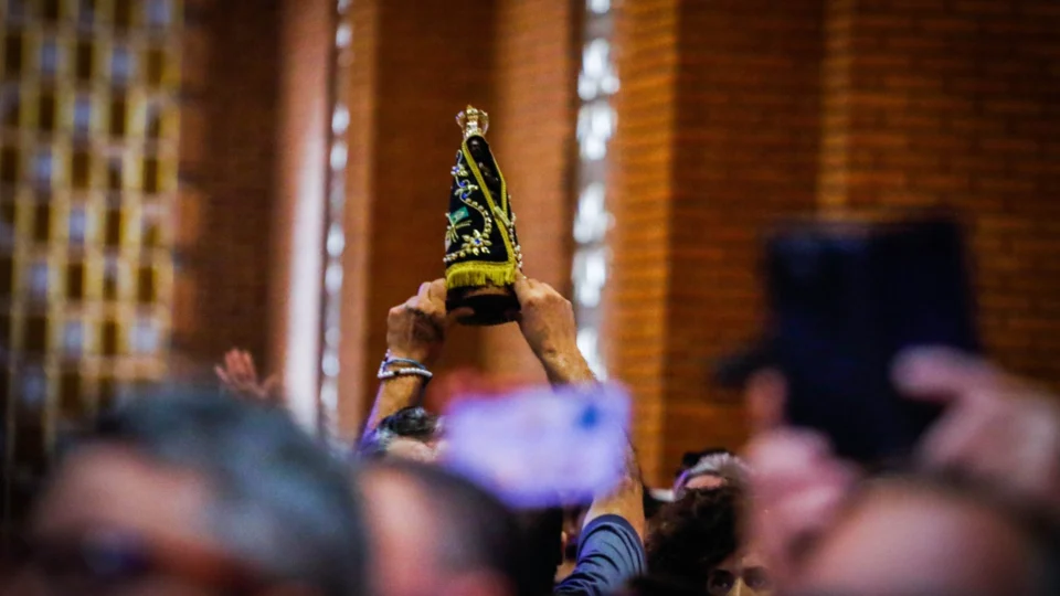 Fiéis celebram Nossa Senhora em Santuário Nacional de Aparecida em SP
