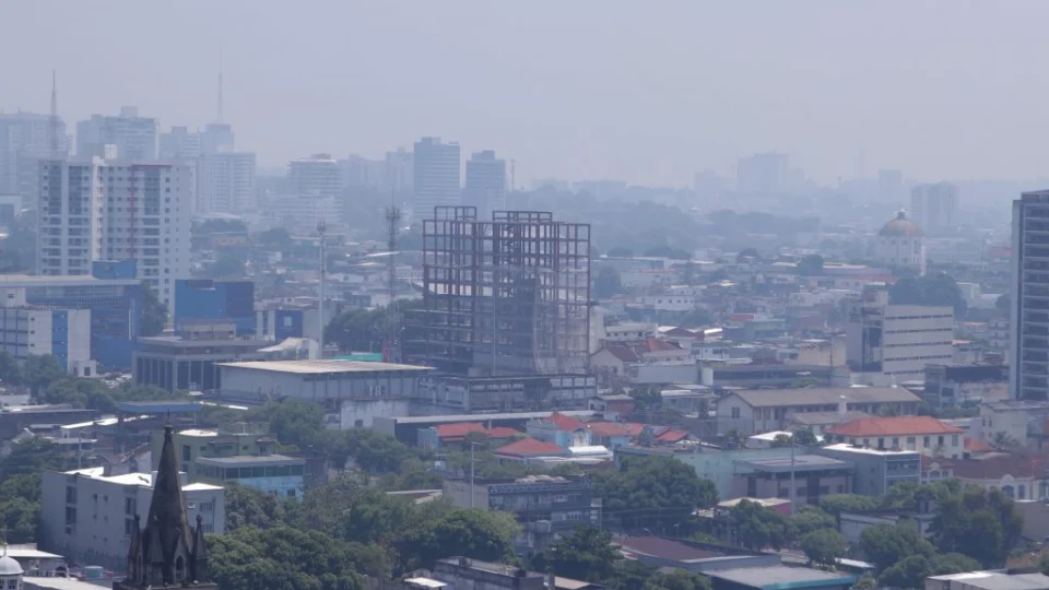 Queimadas continuam e Manaus amanhece com fumaça intensa no ar
