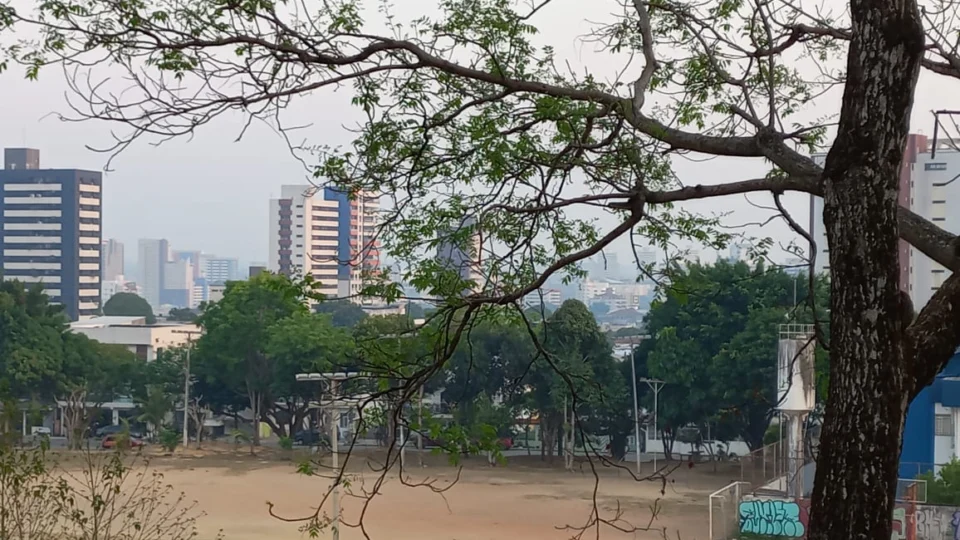 Densa fumaça toma conta de Manaus e qualidade do ar é ‘perigosa’