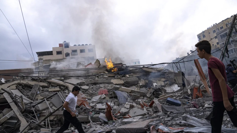 Governo de Israel bombardeia mais de 200 locais ligados ao Hamas