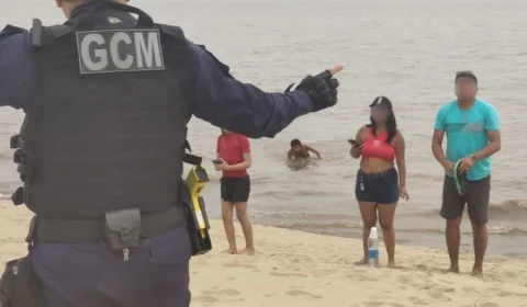 Grupo de banhistas é retirado da praia da Ponta Negra em Manaus