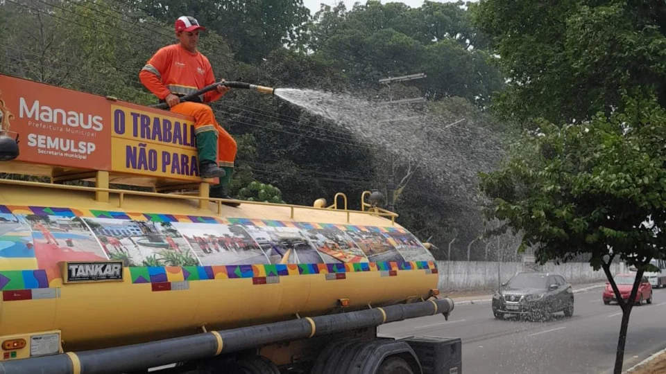 Manaus resfria ruas para evitar focos de incêndio e minimizar calor