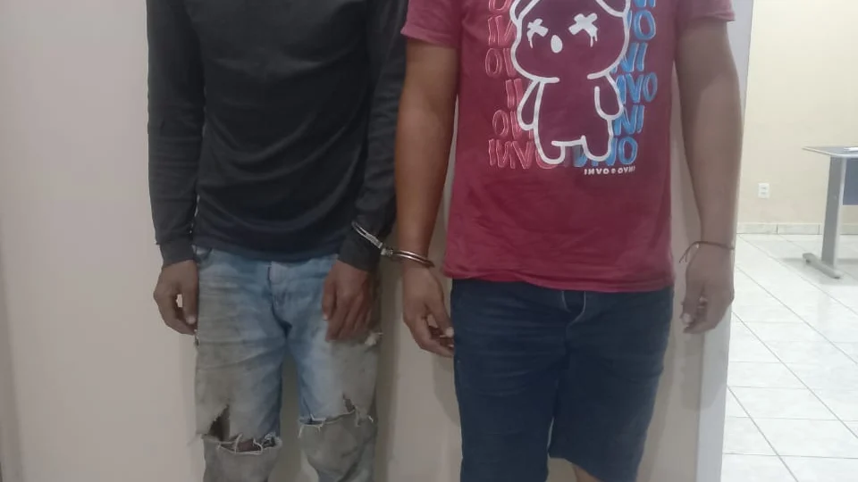 Dois homens são presos comendo biscoito que furtaram de mercado em RR