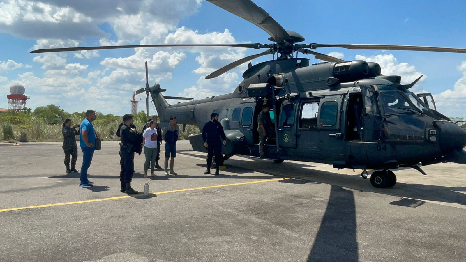 Garimpeiros sendo escoltados pelas Forças Armadas e pela Polícia Federal (PF) para retornarem à Boa Vista - Foto: Forças Armadas/Divulgação